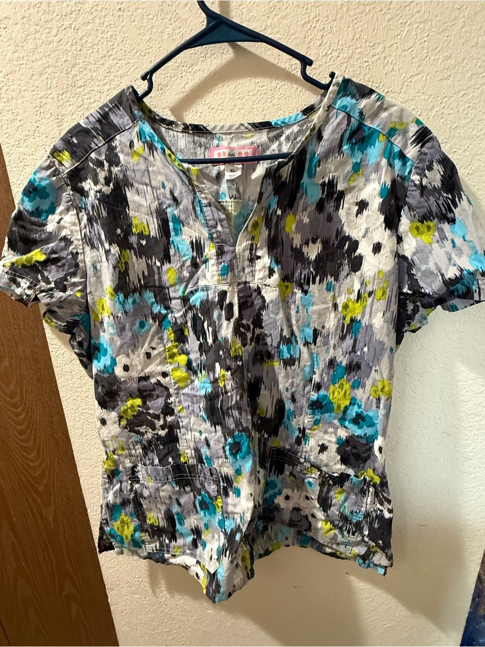 Women’s koi Short Sleeve Floral Print Top in Teal, Gray & Lime